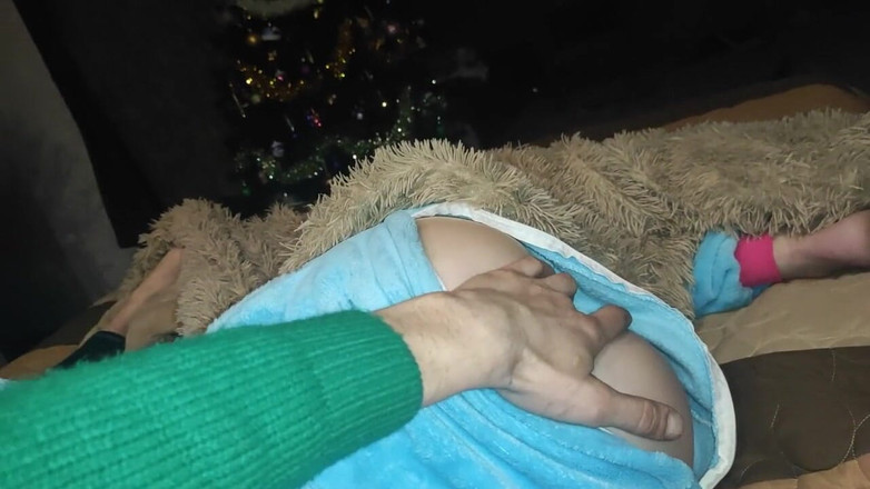 Taboo Room: Kleine prinses in eenhoornpyjama zuigt pik!