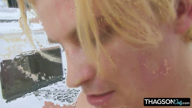 THAGSON ONLY: La calda MILF mora seduce un giovane stallone in cucina