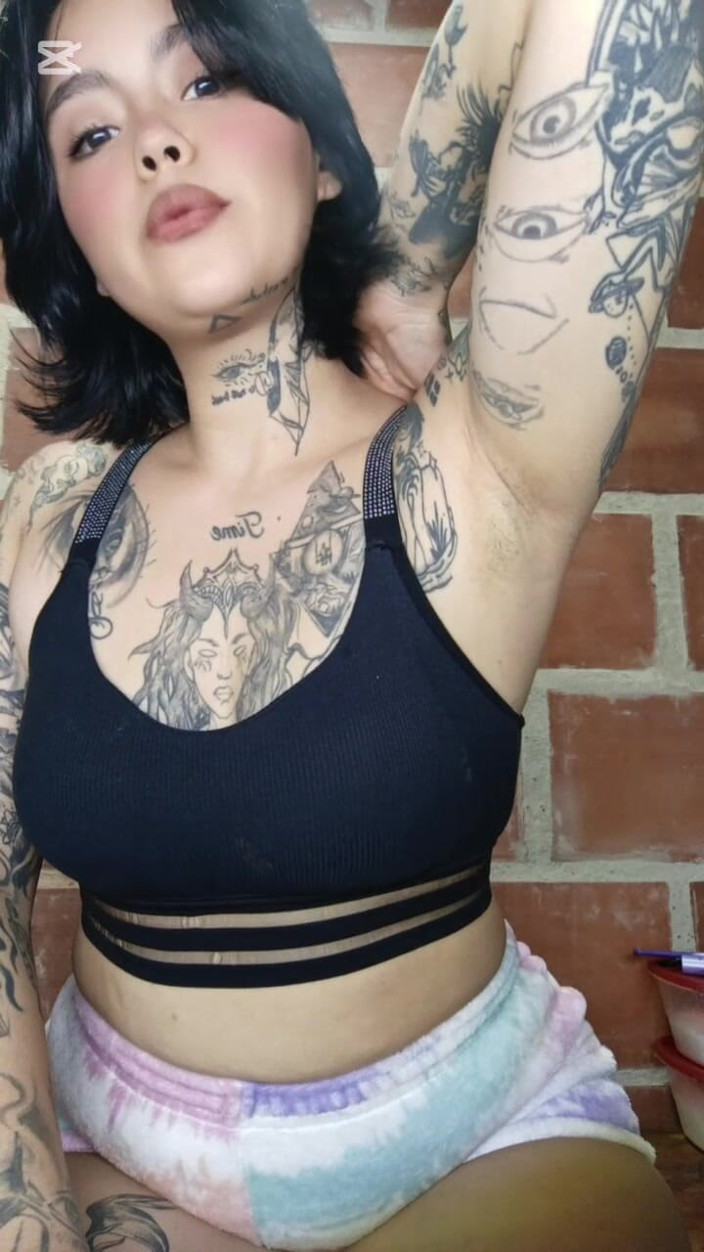 Dalyla: Armpit with Oil