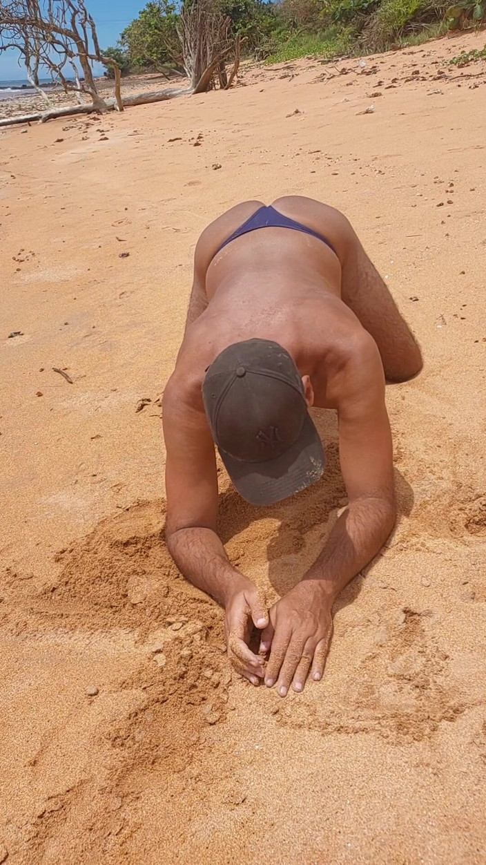 Ladysilvas: Dame macht einen striptease am strand, der ihren gebräunten arsch...