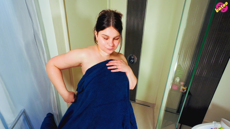 beauty_and_the_other_one: Tante seksi ini lagi asik masturbasi sambil kencing di kamar...