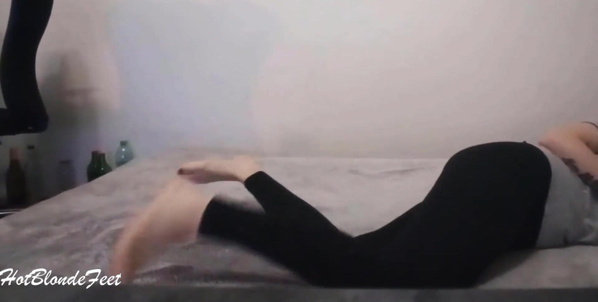 Miley Grey: 彼女は彼女の足で遊んでいる-マイリーグレイ