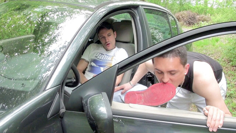 Sneaker gay: Une basket humilie les pieds dans une voiture d'exhib