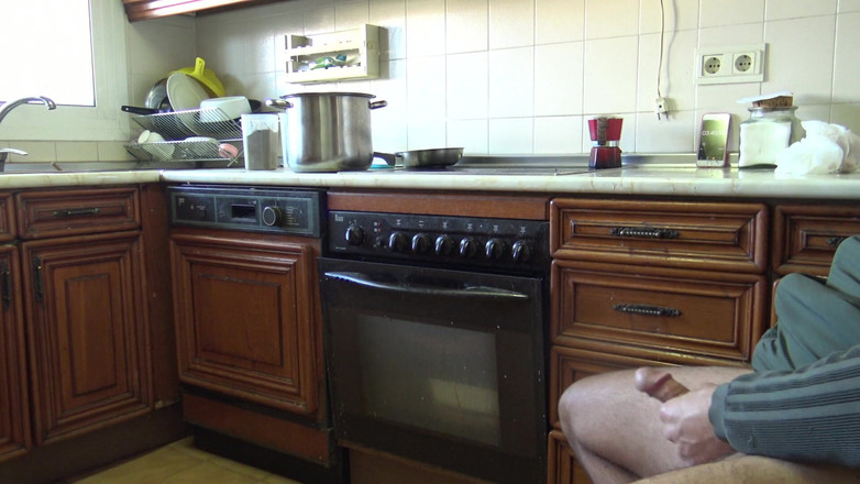 Stepmom Susan: CFNM - nadržená MILFka polyká jeho sperma po masturbaci