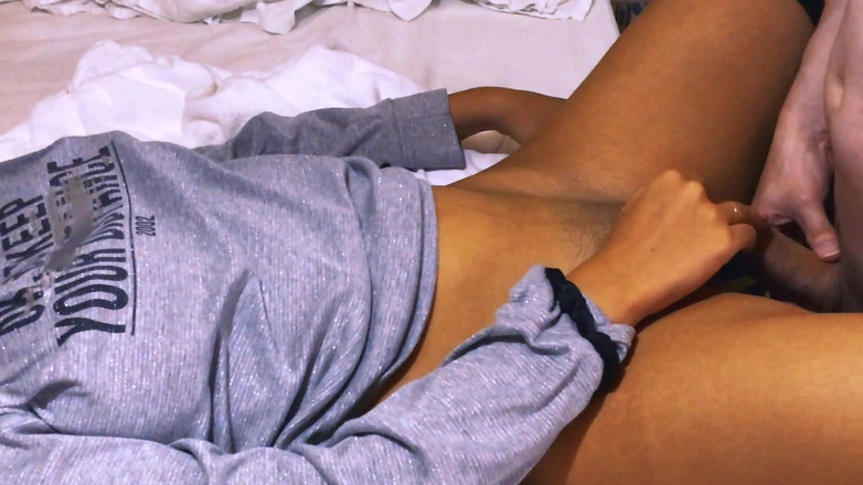 Ellie pink: Un vieux demi-frère et l’amie de sa demi-sœur.