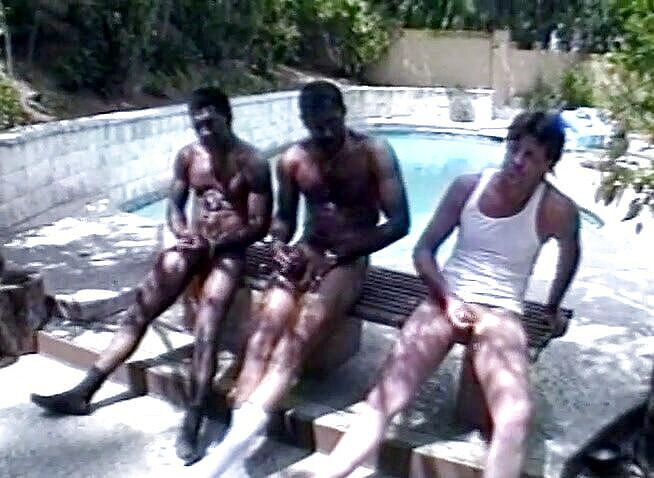 Dark Extreme: 大奶子黑人熟女在户外被干