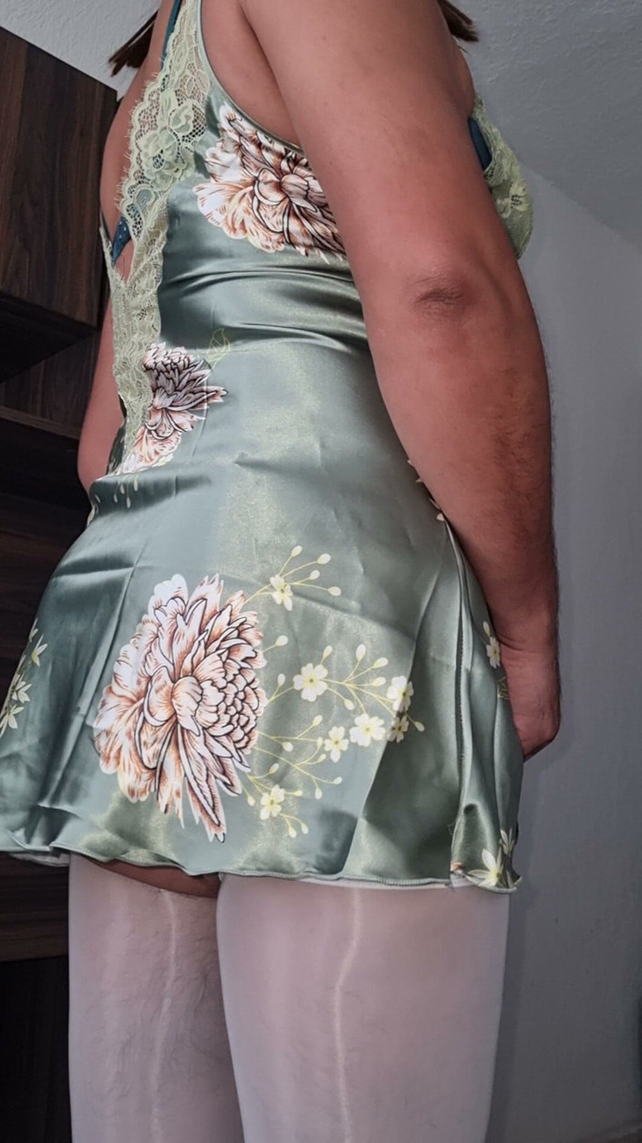 Sexy shinny clothes: قميص نوم حريري مثير، متعة خفيفة بدون إيدين قبل النوم وهي مبلولة