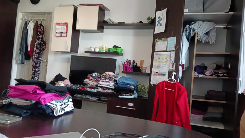 Amateur_MS: Amatérská manželka se baví zkoušením oblečení a řezáním.