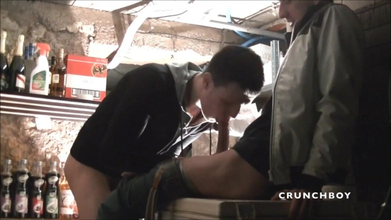 French Twinks Amator videos: Twink scopato dal barista nel ristorante in uniforme