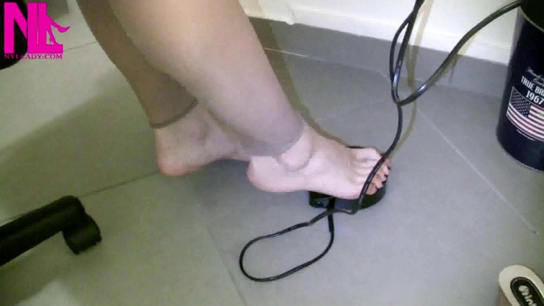 Nyllady: Jahit dengan sandal jepit hitam dan barefeet