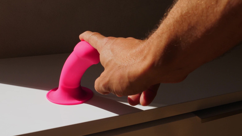 Jerking studs: Primeira vez de brinquedo anal