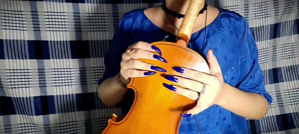 Goddess Li: Uñas azules y un violín