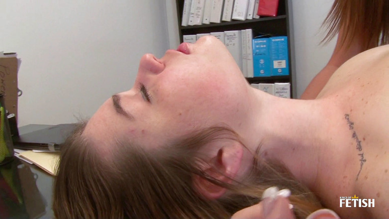 Family Role Playing: Blonďatá holka pomáhá své malé nevlastní sestře stříkat v tátově...