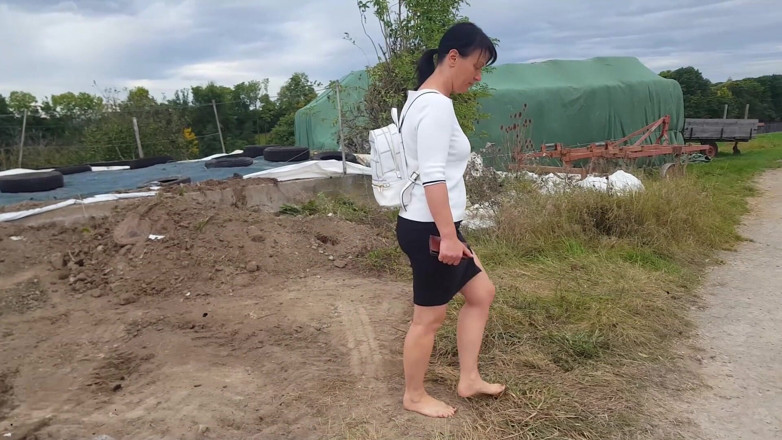 Yvette xtreme: Dirty barefoot walk with Yvette Costeau