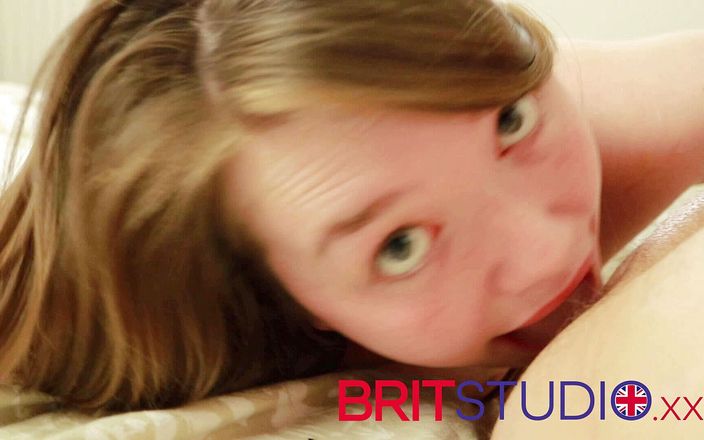 Brit Studio: Британская 18-летняя тинка лижет одом пожилого мужика