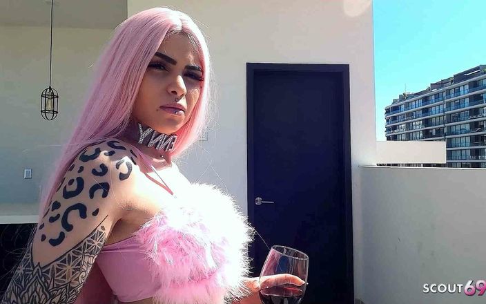 Full porn collection: Немецкая тинка Penny с розовыми волосами в чулках-сеточках занимается сексом на улице от пожилого мужика