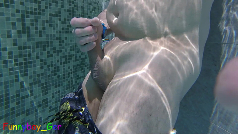 Funnyboy-Ger: Büyük yarağımı termik havuzda çok ucuza mastürbasyon yapıyorum ve yakalandım
