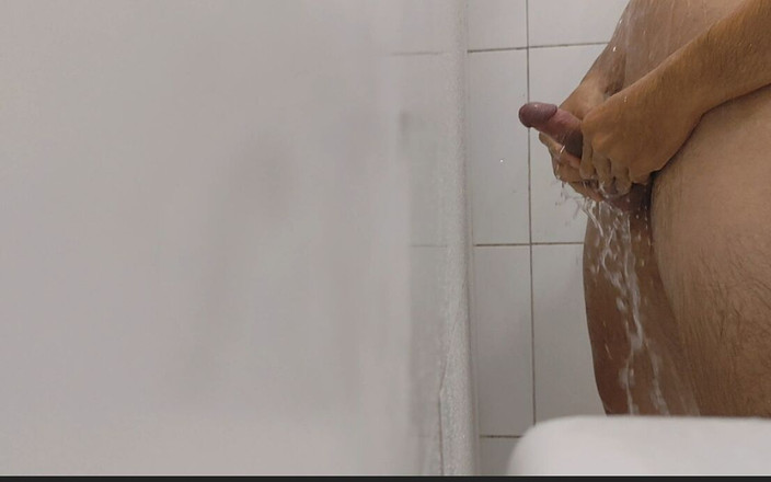 Straight Daddy Club: Ragazzo peloso in bagno si masturba duro