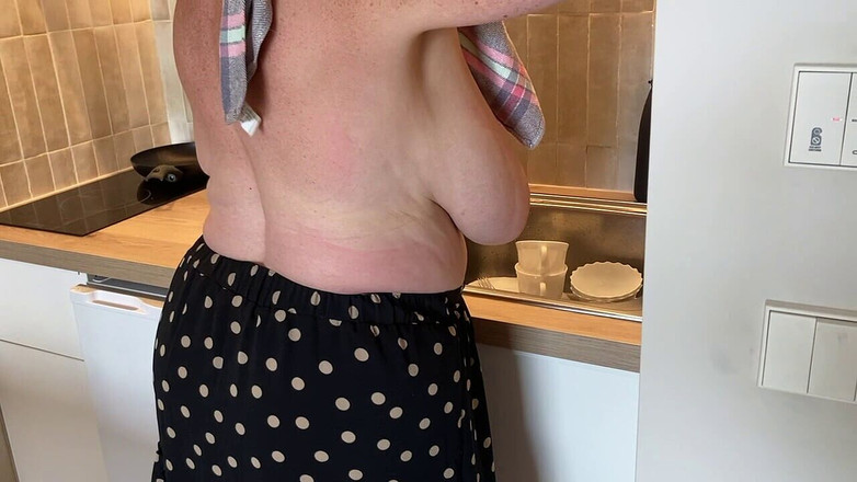 Mr MF: Doamna Picioare mature încearcă să facă treburile casnice