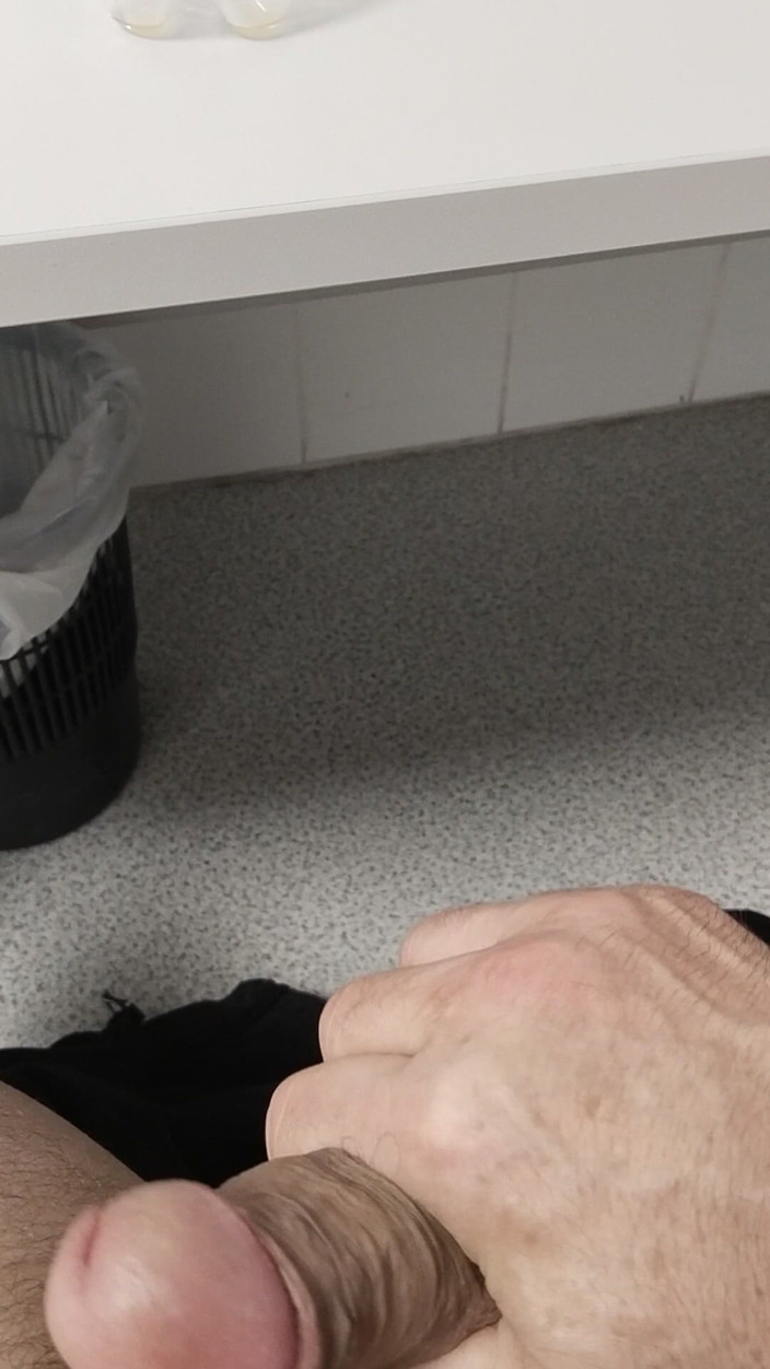 Leo 41: 화장실에서 핑거링하는 레오