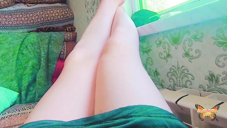 Kitty_Cross: Femboy comel berambut merah semasa berbogel di atas katil