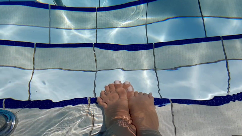Fetish intimmedia: Gioco di feticismo del piede in piscina