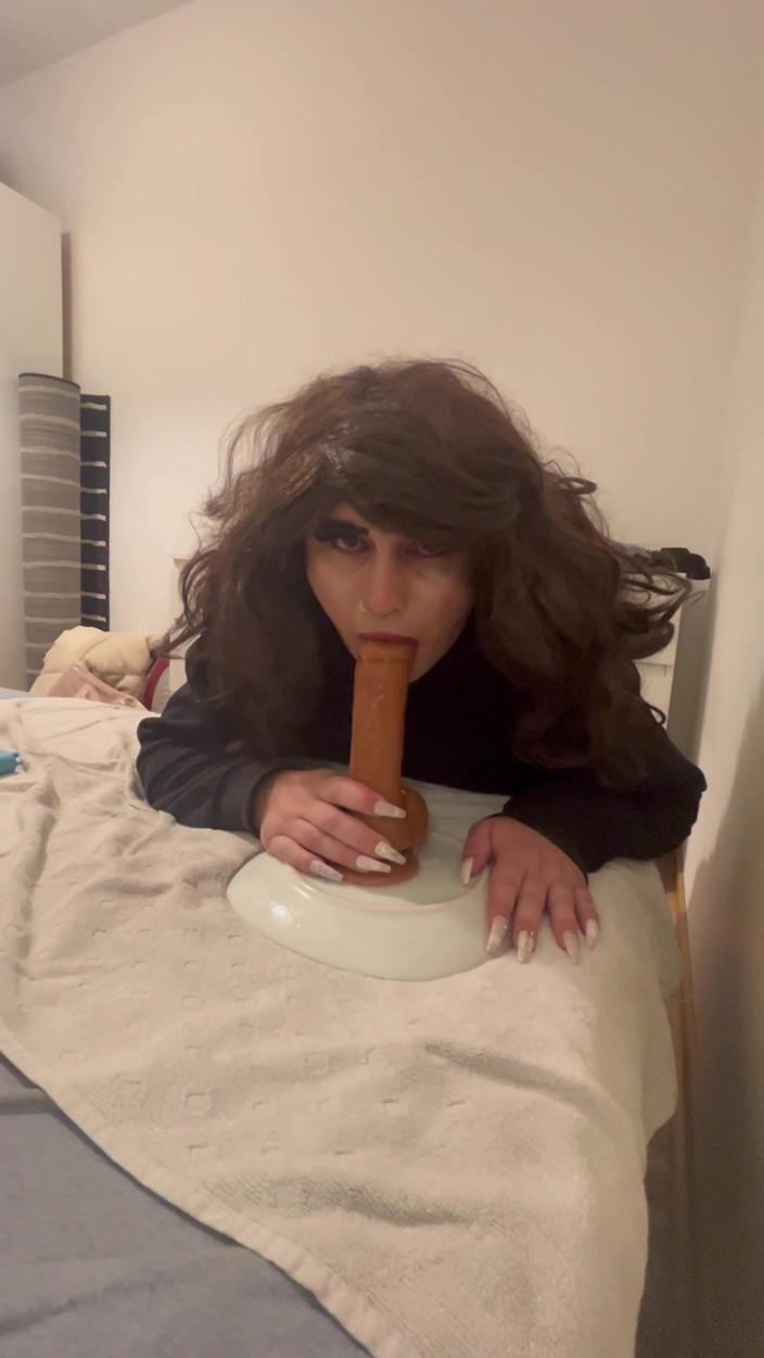 Sissyvalerie69: Kau sudah tahu apa yang bisa dilakukan mulutku, tapi aku...