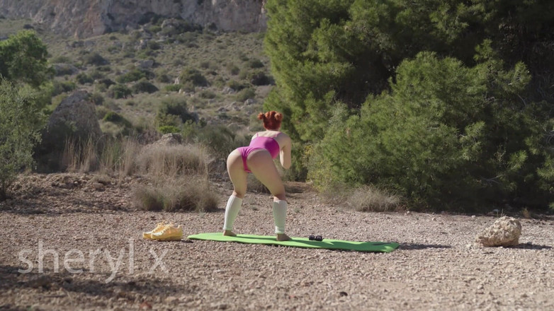 Sheryl X Sinclair: Venkovní jóga v punčochách v lese