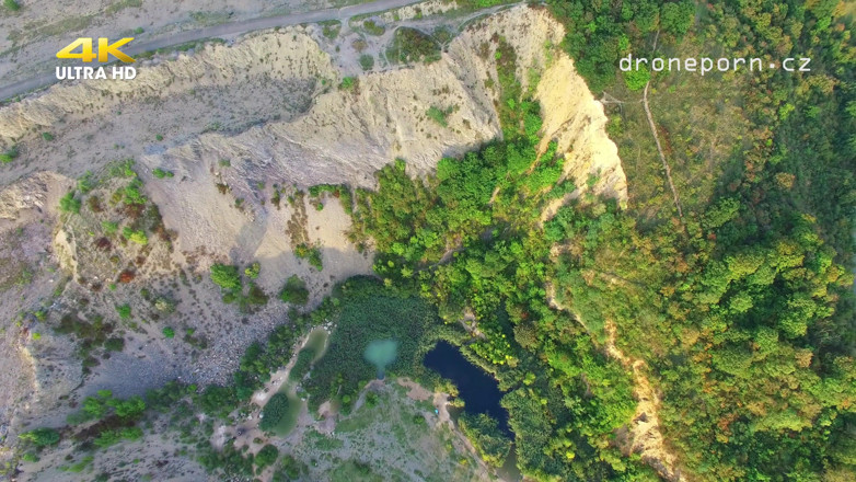 Peaches and Bananas: Çıplaklar plajındaki genç kız drone tarafından filme alındı