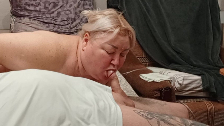 Zona901: Vizinha adora derrubar pau na garganta e engolir porra