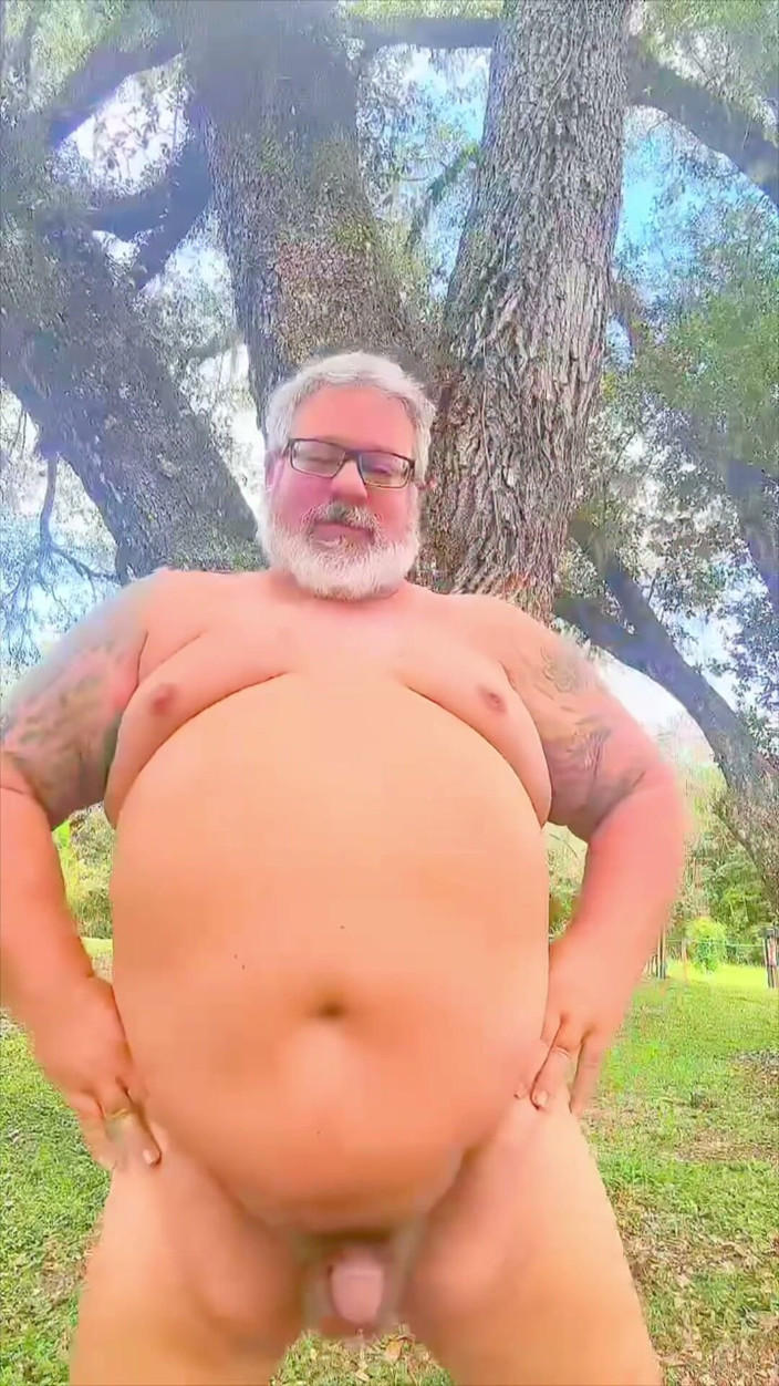 Hand-Free-Daddy-Chub: 자신의 구멍을 보여주는 광야에서 벌거 벗은 댄스 곰