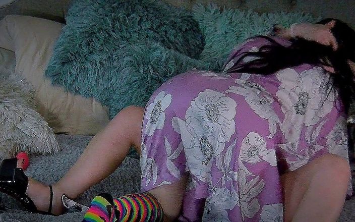 PSFILM: Prsatá blonďatá MILFka jí čerstvě oholenou kundičku v domácím videu