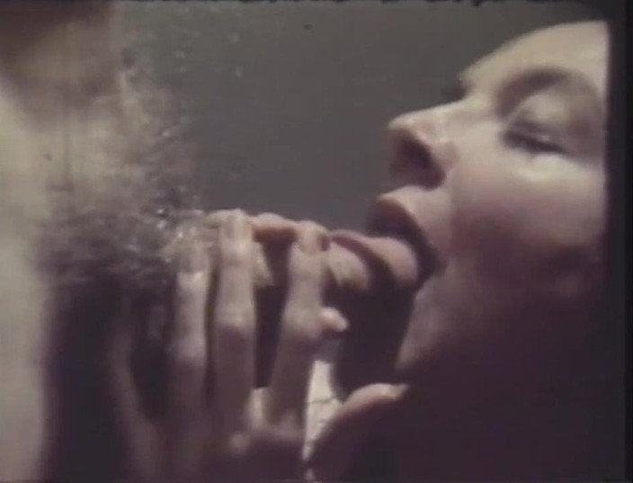 Vintage megastore: Un vieux mec audacieux draguera une jeune brune