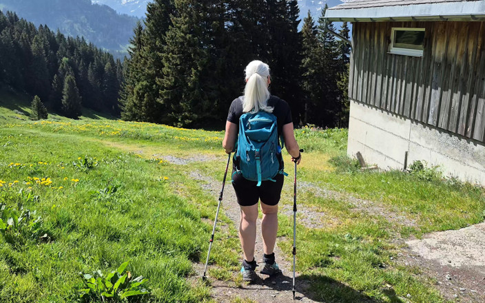 Hotvaleria: Pissen in Den Schweizer Bergen