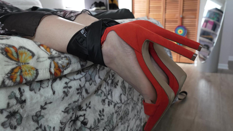 Hidi Heaventoosh: Picioarele legate împreună