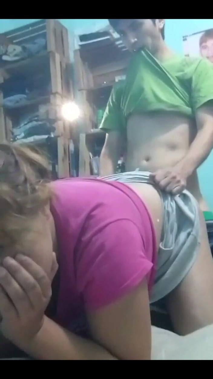 Fitcure1: 我吮吸他的屁股，我后入式操他，而我用手机录制