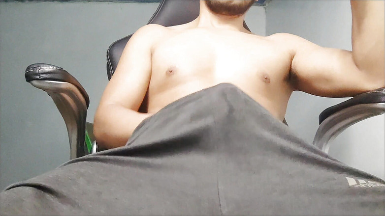 Hornyboy2058: Un bărbat hetero se uită la un fund delicios imaginar și...