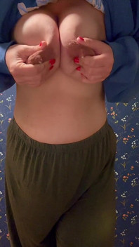 Sexy MILF drückt milchige güte aus titten