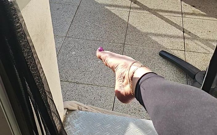 Chrissy Feet: Bikin tetanggaku sange.