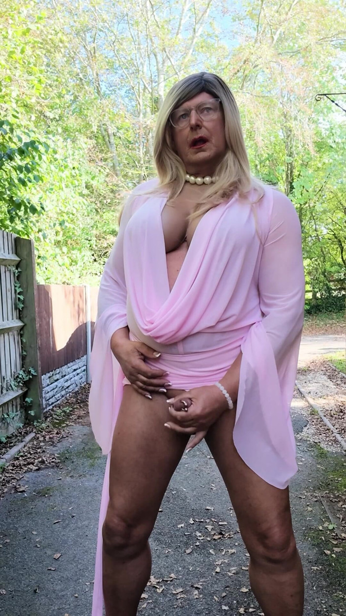 Kellycd2022: Sexy Crossdresser Kellycd2022 in My Sexy Pink Outfit and Heels
