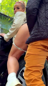 Rubia perra follada en el bosque con chorreo de leche