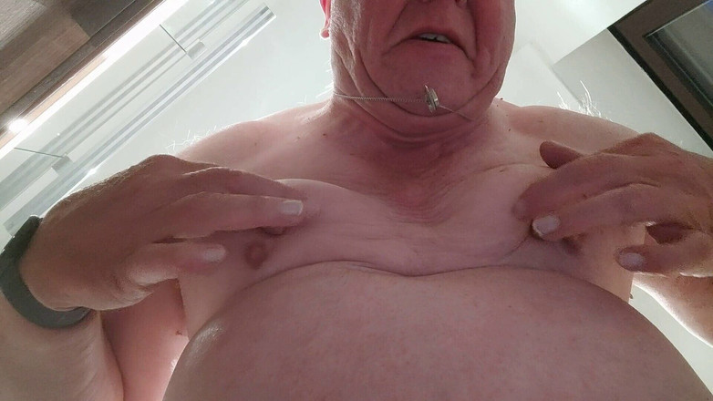 Karlchengeil: Göğüslerim sarkıyor - aşağıdan görülüyor