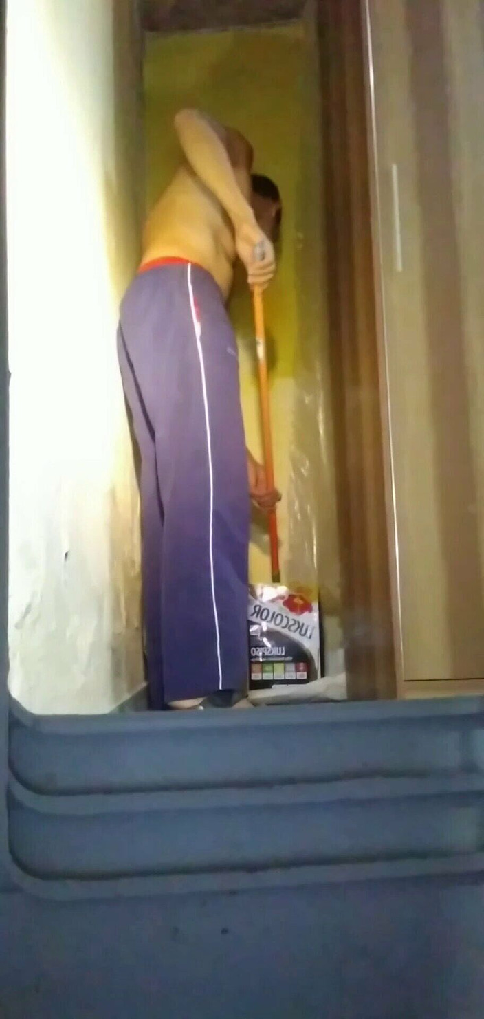 The plumber who fucks MILFs: Suami tidak mempercayai isterinya dan meletakkan kamera untuk melihat apa...