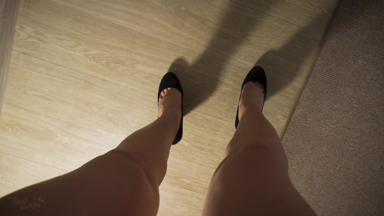 Teasecombo 4K: 하이힐을 신은 긴 다리와 송아지를 괴롭히는 POV