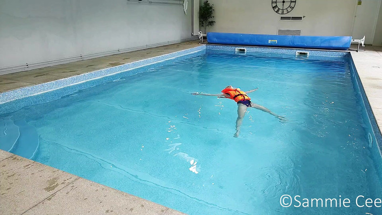 Sammie Cee: Bersantai di kolam renang sepanjang hayat