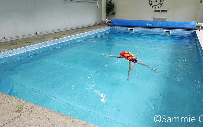 Sammie Cee: Áo tắm phao thư giãn trong hồ bơi