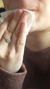 Éternuement rentre dans la voiture ma réaction d’allergie aux fleurs en plastique