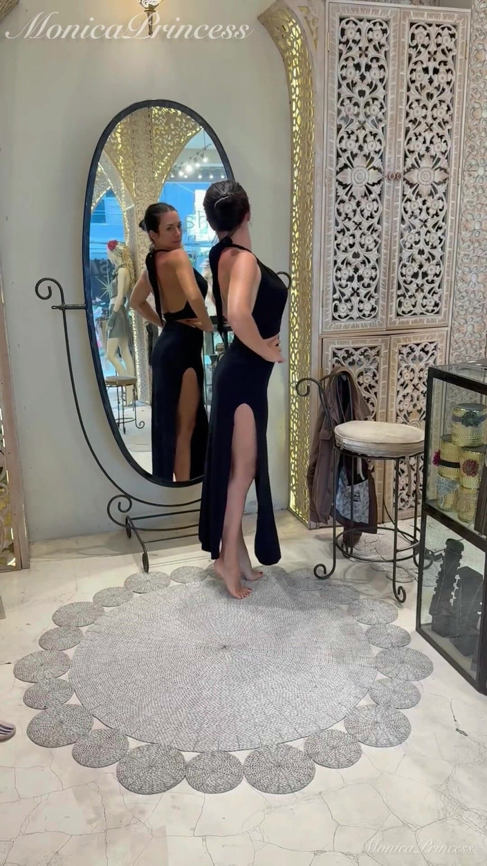 Princess Monica: Sexiga balinesiska kläder försök i boutique