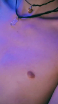 Twink magic c dễ thương sục con cu to chưa cắt của anh ấy với rất nhiều precum và một lượng tinh dịch dày
