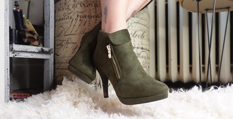 Raven Willow: Aku suka banget pantat mungilku, ukuran 6 kaki don't you. Aku...